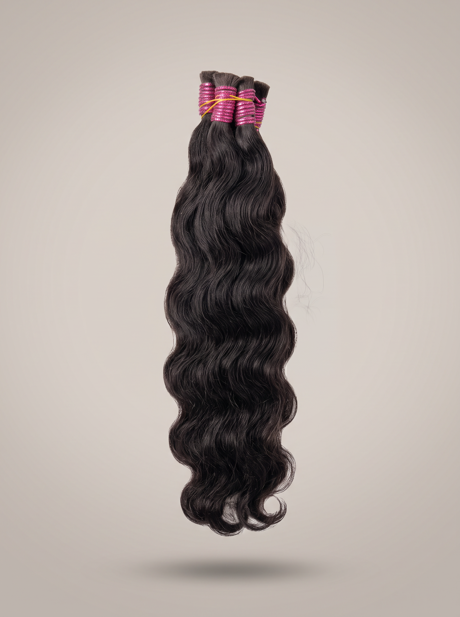 Cabelo preto longo e ondulado de 65 centímetros em fundo de estúdio