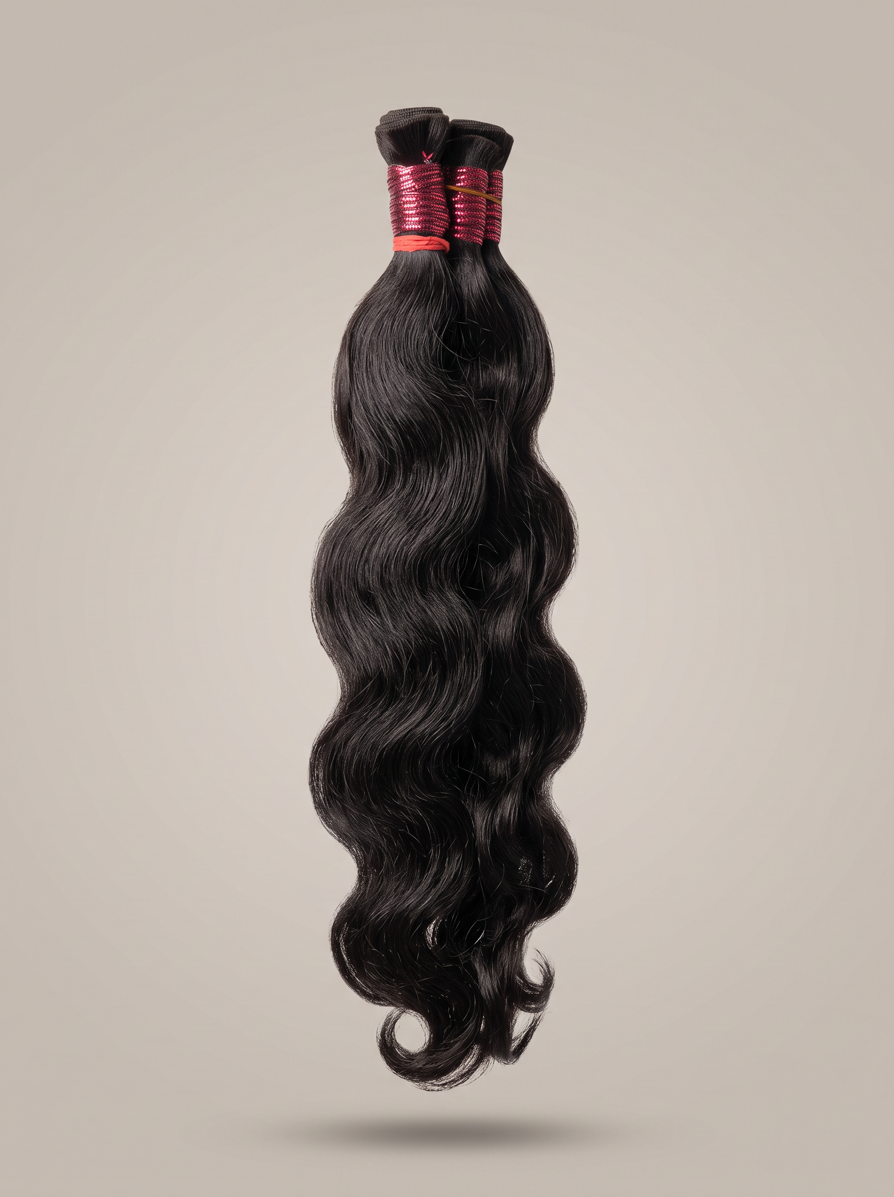 Cabelo preto ondulado de 45 centímetros em fundo de estúdio