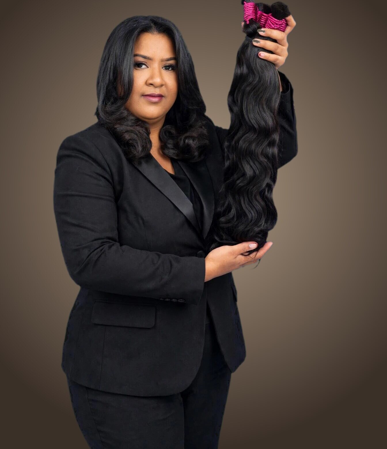 Érica, da ÉRICA HAIR STORE, apresentando cabelo humano ondulado